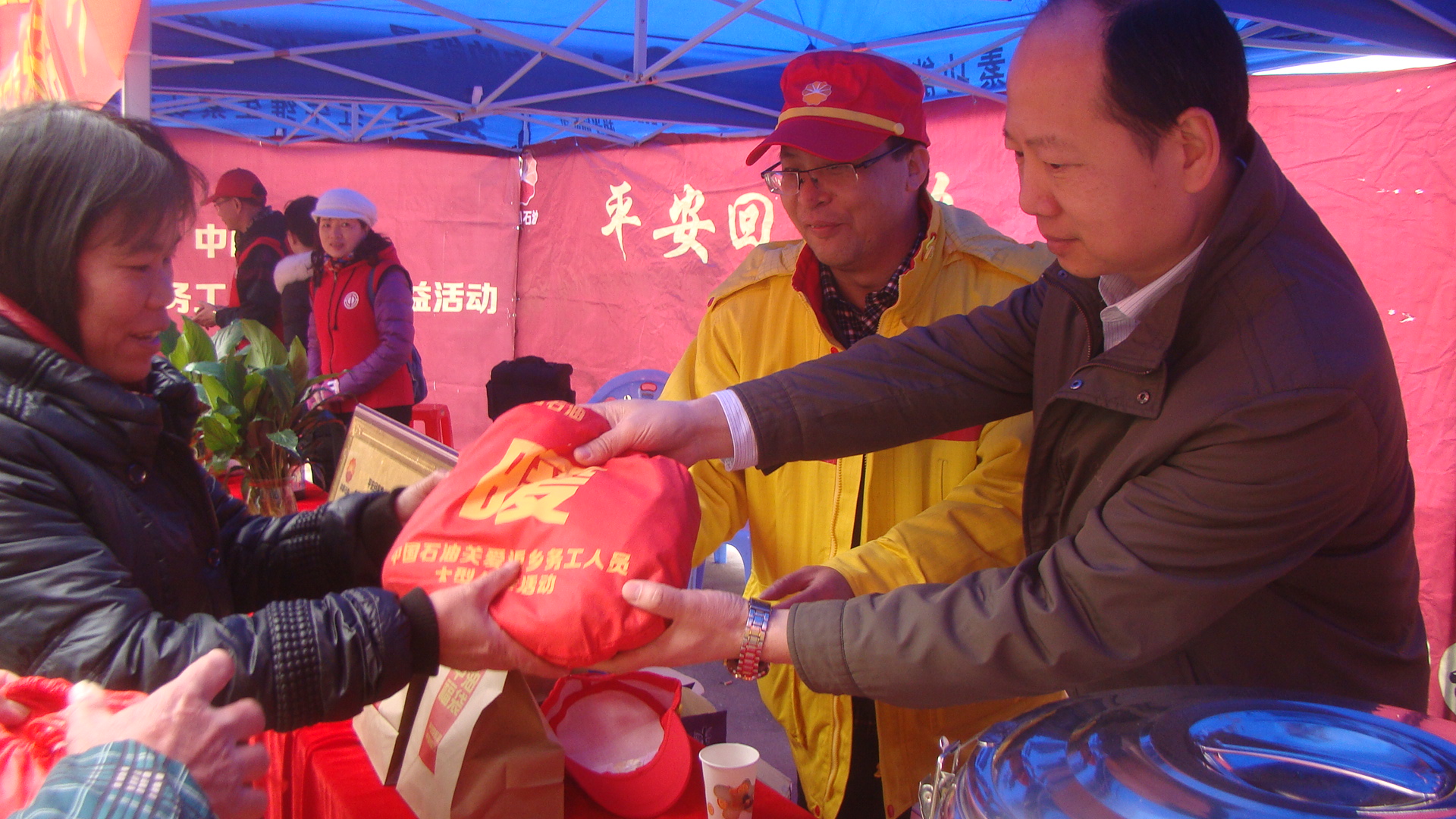 暖心慰問返程工友