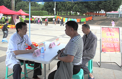 五一廣場活動醫(yī)療系統(tǒng)勞模服務隊免費義診.jpg