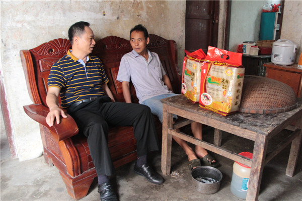 8月12日，梧州市總工會(huì)黨組書記、常務(wù)副主席梁耀中前往藤縣塘步鎮(zhèn)龍安村定點(diǎn)貧困戶家中，為他們送上慰問品并了解他們的家庭情