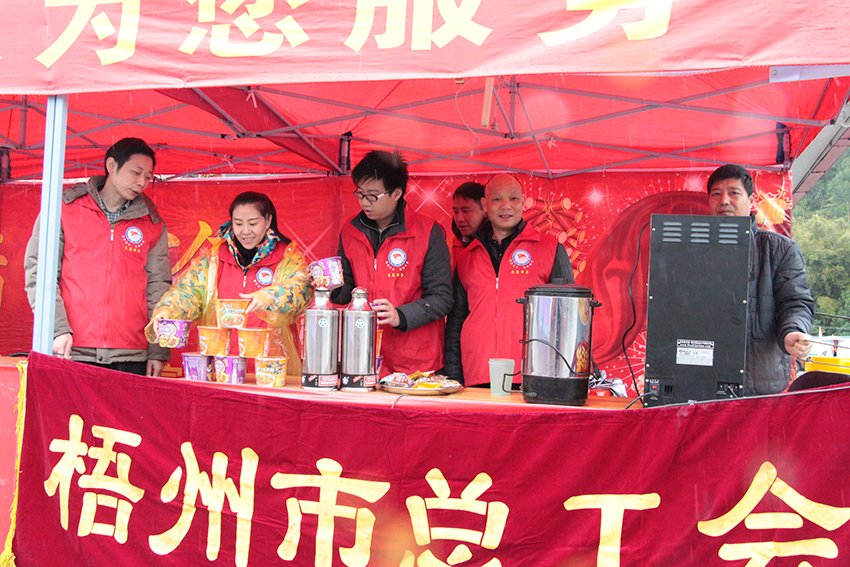 梧州市總暖流愛心服務(wù)隊(duì)今天啟動(dòng)啦！(圖文)