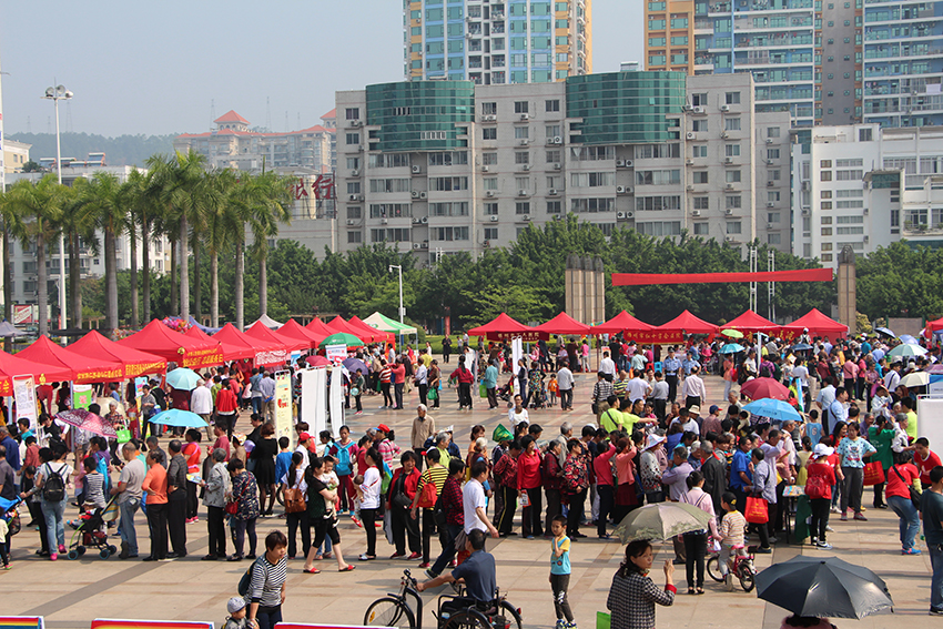 市總工會(huì)舉辦慶五一“中國夢(mèng)，勞動(dòng)美”服務(wù)職工廣場活動(dòng)(圖文)