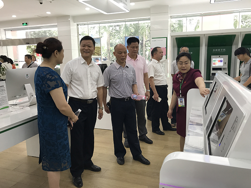 5-與會(huì)人員觀摩岑溪農(nóng)村商業(yè)銀行營(yíng)業(yè)大廳，圖為觀摩銀行智能新系統(tǒng).JPG