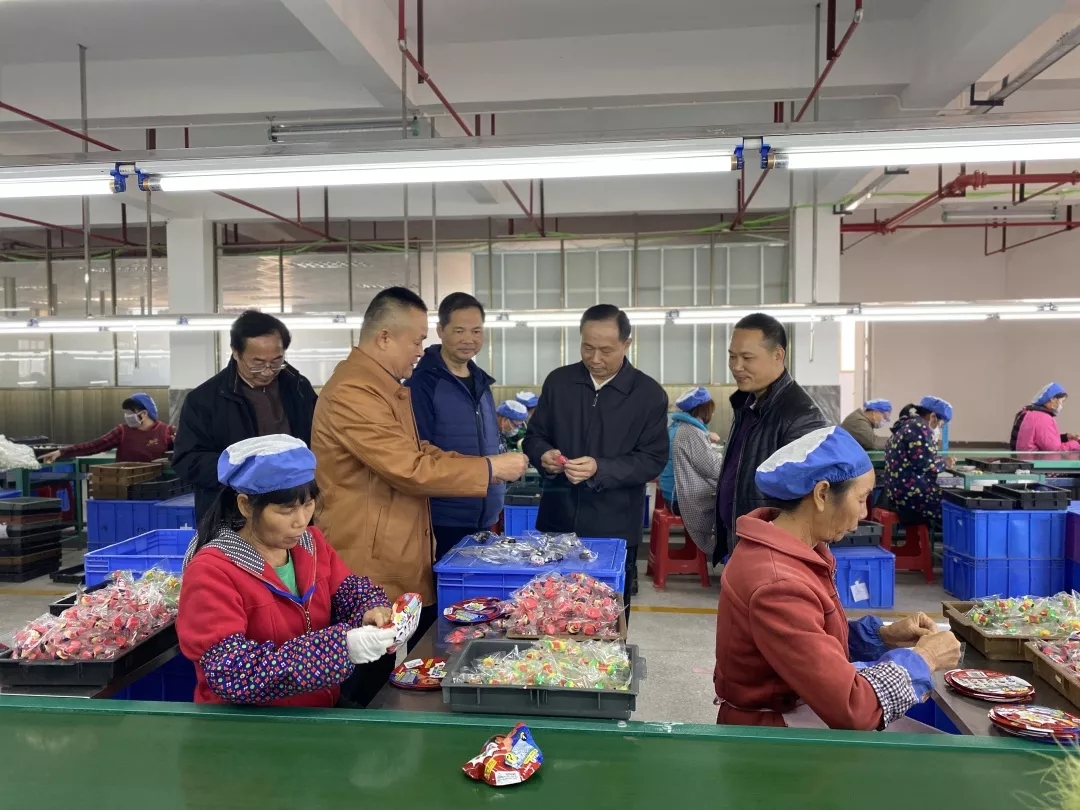 梁耀忠到藤縣調(diào)研基層工會組織建設