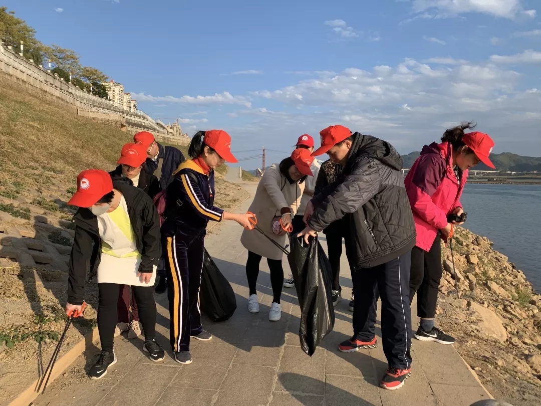 梧州市總工會組織參與環(huán)保志愿服務活動