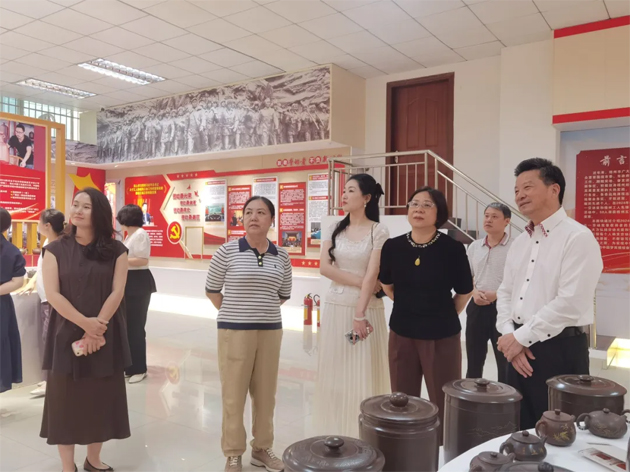 中國曲藝家協(xié)會專家組走進(jìn)職工之家參觀“潘楚華藝術(shù)事業(yè)主題檔案展”