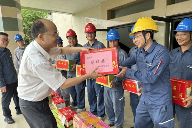 梧州市總工會(huì)聯(lián)合南方電網(wǎng)超高壓公司梧州局開展送清涼慰問活動(dòng)