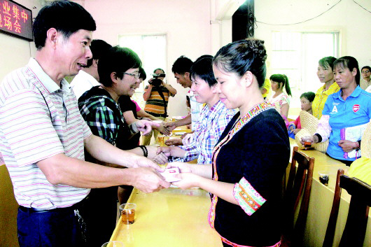 蒼梧縣六堡鎮(zhèn)：召開“企業(yè)集中建會”暨“農(nóng)民工入會集中行動”現(xiàn)場會