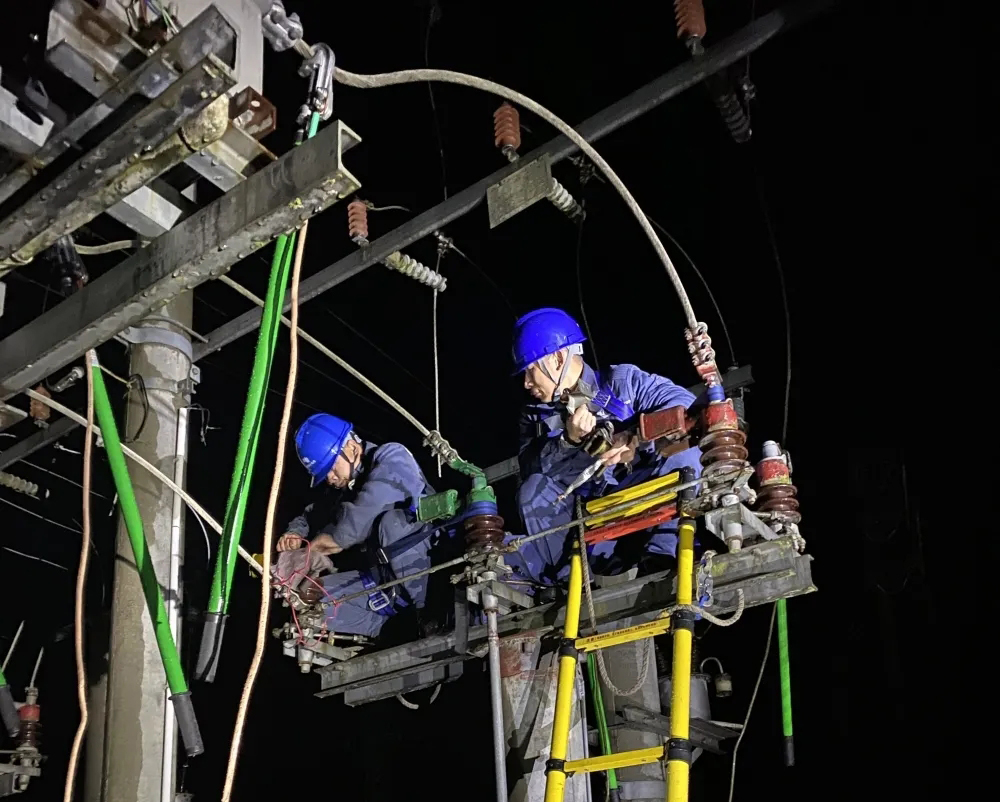 電力守護(hù)者點(diǎn)亮萬(wàn)家燈火 寒冬夜零點(diǎn)搶修保供電